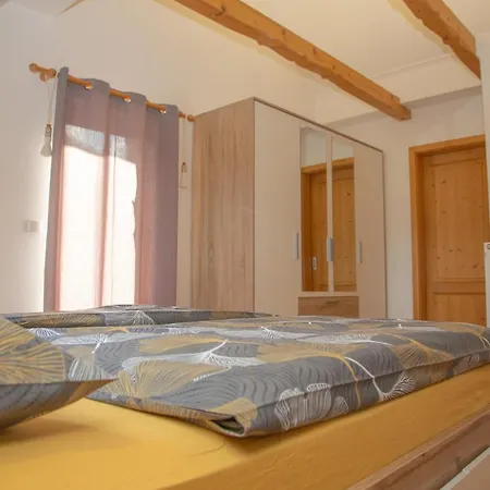 Apartma Erlah *